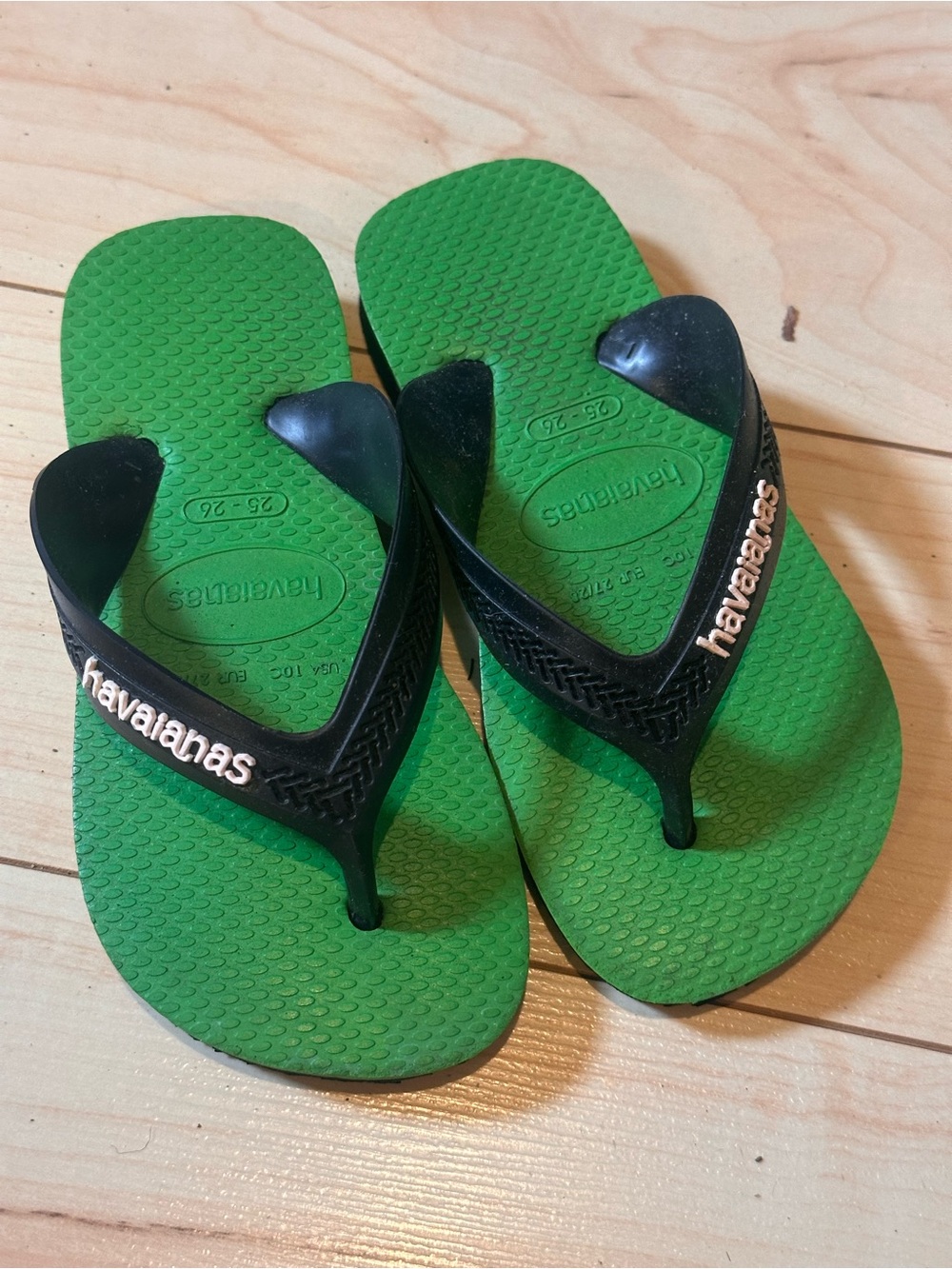 Havaianas Kids Green and Black Flip Flops Size 25/26